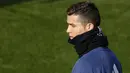 Bintang Real Madrid, Cristiano Ronaldo, saat mengikuti sesi latihan perdana di tahun 2017. Pada tahun baru ini Real Madrid memiliki tantangan untuk mempertahankan trofi Liga Champions dan merebut gelar Liga Spanyol. (EPA/Chema Moya)