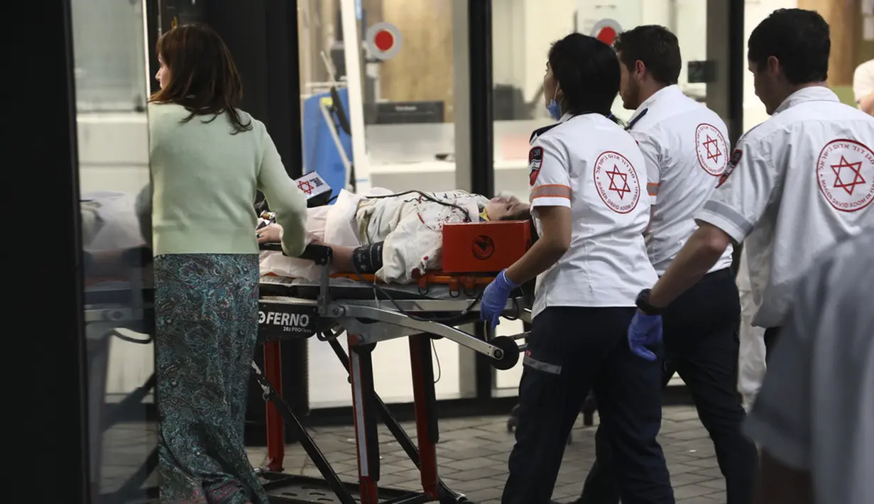 <p>Diberitakan Reuters, pelaku yelah ditembak mati kepolisian Israel di tempat kejadian perkara (TKP). Mobil pelaku terguling di rerumputan taman setelah menabrak kerumunan orang. (AP Photo/Gideon Markowicz)</p>