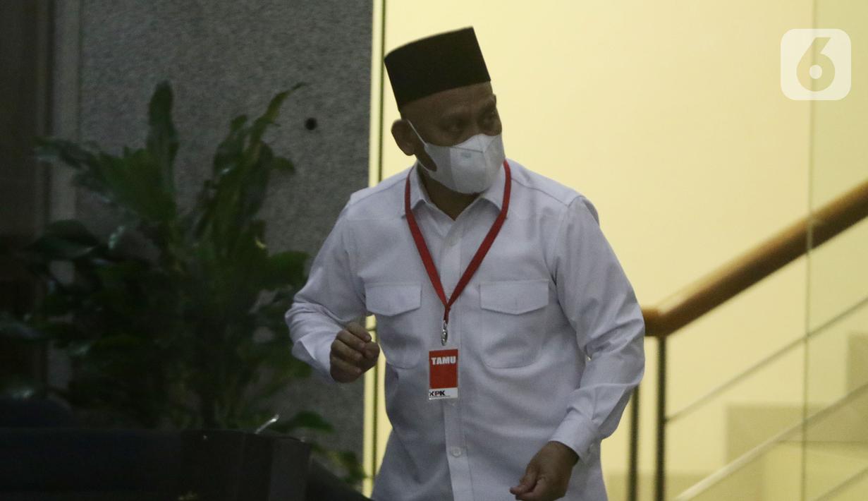 Bupati Hulu Sungai Utara (HSU) Kalimantan Selatan, Abdul Wahid usai diperiksa penyidik di Gedung Merah Putih KPK, Jakarta, Jumat (1/10/2021). Abdul Wahid diperiksa sebagai saksi terkait dugaan suap pengadaan barang dan jasa di Kabupaten Hulu Sungai Utara, Kalsel. (Liputan6.com/Helmi Fithriansyah)