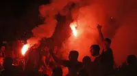 Aksi suporter Galatasaray di Emirates (ADRIAN DENNIS / AFP)