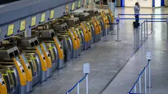 Konter check-in Lufthansa yang kosong terlihat di bandara internasional di Frankfurt, Jerman, Rabu (27/7/2022). Maskapai Jerman, Lufthansa telah membatalkan lebih dari 1.000 penerbangan. Pembatalan dilakukan imbas dari mogok kerja seluruh staf daratnya. (AP Photo/Michael Probst)