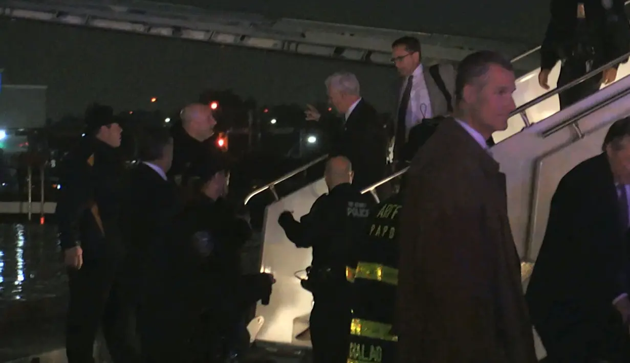 Cawapres AS dari Partai Republik, Mike Pence turun dari pesawat yang tergelincir saat mendarat di landasan Bandara LaGuardia, New York, Kamis (27/10). Pesawat jenis Boeing 737 itu mendarat saat hujan lebat melanda wilayah tersebut (TV Network Pool via AP)