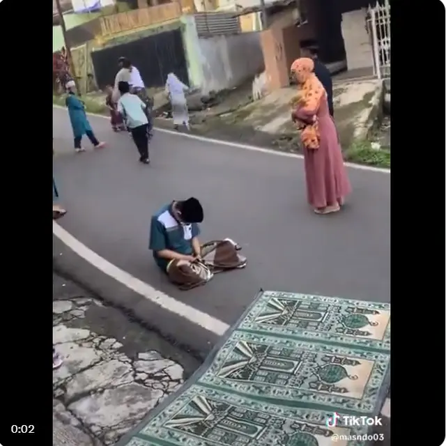 6 Potret Kejadian Lucu Lebaran 2024, Tingkah Bocil Meresahkan Bikin Tepuk Jidat