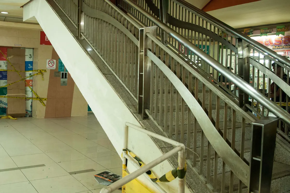 20170317-Lift Pengunjung Mal di Blok M Square Jatuh-Gempur