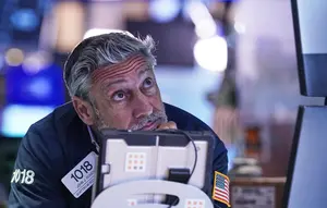Wall Street Tertekan, Indeks Nasdaq Anjlok 2,8%