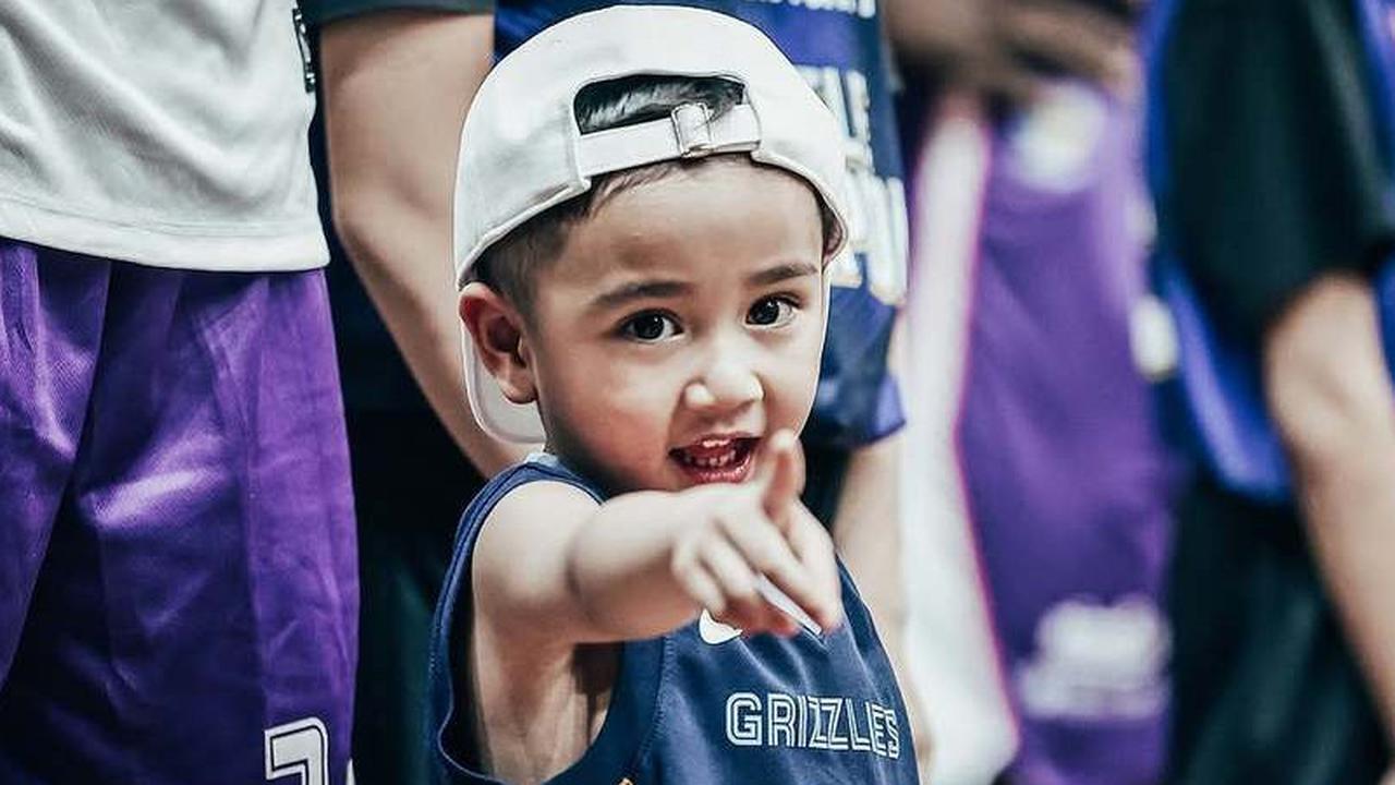 7 Potret Menggemaskan Rayyanza Turun ke Lapangan IBL Kawal Pertandingan Rans Simba, Aura Bos Kecil Kian Terpancar