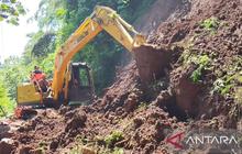 BPBD Sumedang Kerahkan Alat Berat Tangani Longsor di Tiga Titik Akses Jalan