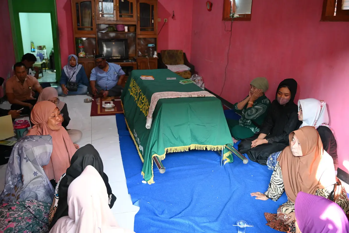 Setelah sempat tertunda lebih dari satu bulan jenazah Rizal Saputra PMI yang tewas di Kambojo tiba di rumah duka di Banyuwangi (Istimewa)