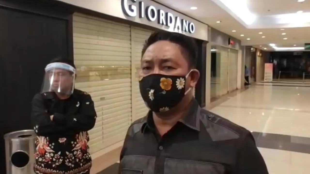 Anggota Komisi I DPRD Kota Manado, Benny Parasan saat meninjau sejumlah pusat perbelanjaan.