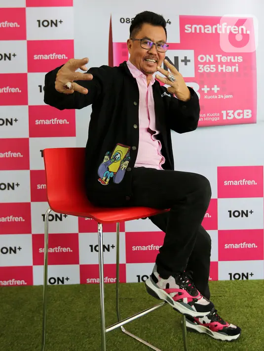 Deputy CEO Smartfren, Djoko Tata Ibrahim saat sesi foto disela-sela peluncuran kartu perdana 10N+ di Galeri Smartfren, Jakarta, Selasa (17/3/2020). Kartu 10N+ sangat efektif mendukung kegiatan belajar di rumah sebagai antisipasi merebaknya wabah covid-19. (Liputan6.com/Fery Pradolo)