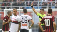Reaksi kapten AC Milan, Leonardo Bonucci, saat menerima kartu merah pada laga melawan Genoa, di San Siro, Minggu (22/10/2017). (AFP).