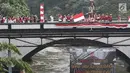 Bendera Merah Putih dikibarkan pada upacara peringatan HUT Kemerdekaan RI di Jembatan Panus, Depok, Kamis (17/8). Komunitas Ciliwung Depok melakukan pengibaran bendera di Jembatan Panus yang melintang di atas Sungai Ciliwung (Liputan6.com/Herman Zakharia)