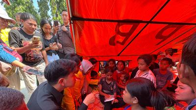 Kunjungi Posko Gempa NTT di Sikka, Gibran Tanyakan Kondisi Anak dan Serahkan Bantuan