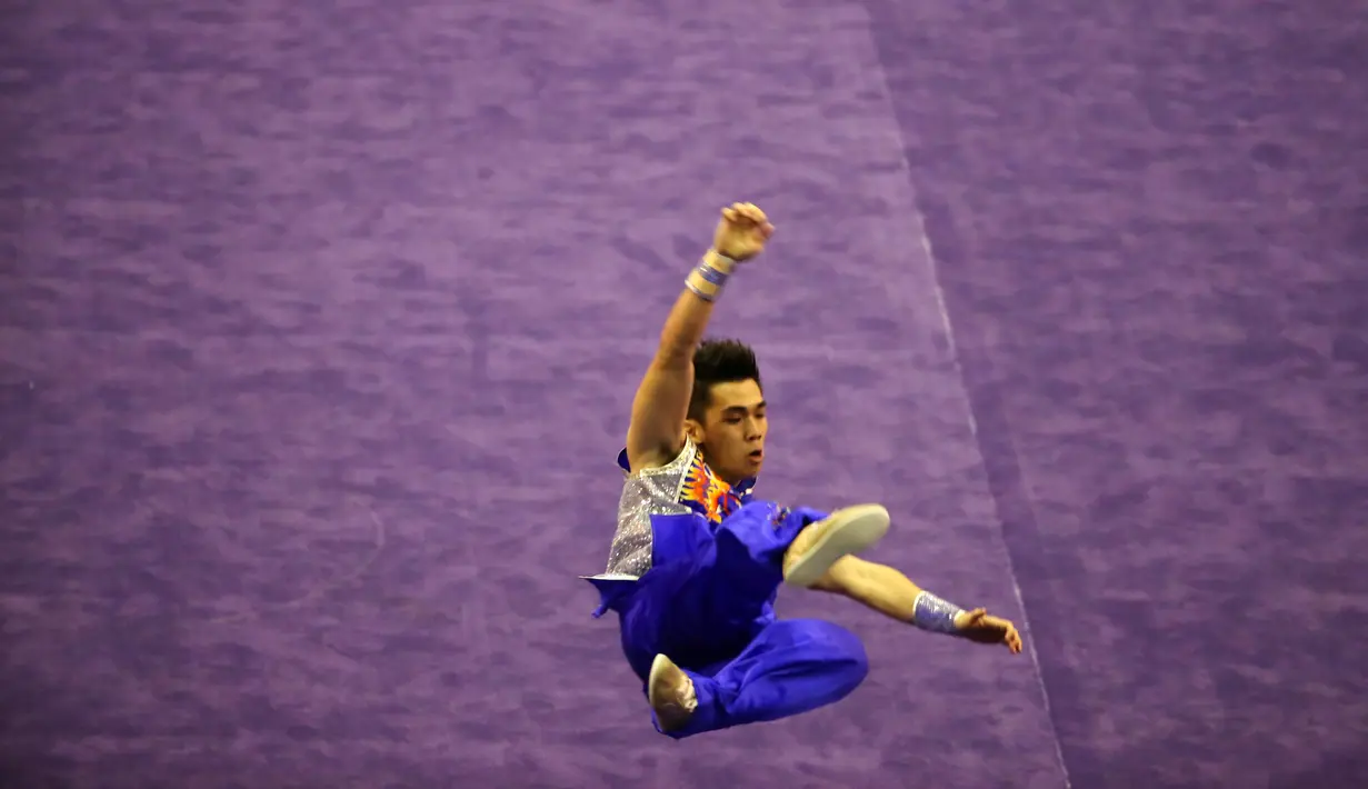 Atlet Wushu Indonesia, Harris Horatius beraksi pada Kejuaraan Dunia Wushu 2015 di Istora, Senayan, Jakarta, Sabtu(14/11/2015). (Bola.com/Nicklas Hanoatubun)