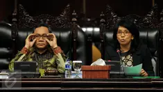 Ketua MPR Zulkifli Hasan (kiri) dan Ketua Dewan Pembina Kontras Suciwati saat kegiatan Sosialisasi Empat Pilar di Gedung Nusantara V DPR RI, Jakarta, Jumat (13/11). Acara ini dihadiri Kontras dan keluarga korban pelanggaran HAM. (Liputan6.com/Johan Tallo)