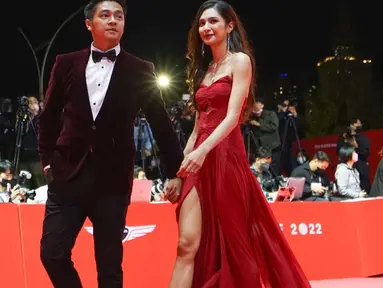 Mikha Tambayong menggandeng mesra sang kekasih, Deva Mahenra yang juga diundang untuk menghadiri ajang Busan International Film Festival 2022. (FOTO: instagram.com/miktambayong/)