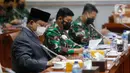 Menhan Prabowo Subianto (kiri) bersama Panglima TNI Marsekal Hadi Tjahjanto hadir pada rapat kerja dengan Komisi I DPR di kompleks parlemen, Senayan, Jakarta, Rabu (2/6/2021). Rapat kerja membahas Pemenuhan Kebutuhan Alat Peralatan Pertahanan dan Keamanan (Alpalhankam). (Liputan6.com/Angga Yuniar)