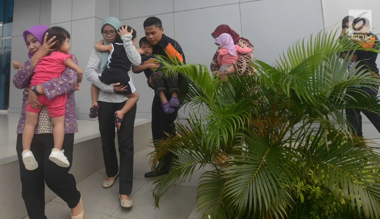 Sejumlah korban dievakuasi selama simulasi penaggulangan bencana jelang peringatan apel Hari Kesiapsiagaan Bencana di Gedung BNPB, Jakarta, Selasa (24/4). Apel Hari Kesiapsiagaan Bencana (HKB) jatuh Kamis, 26 April 2018. (Merdeka.com/Imam Buhori)