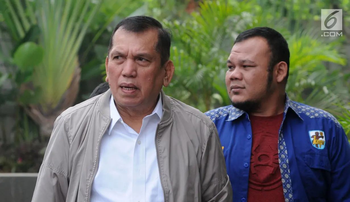 Mantan anggota DPR periode 2009-2014, Chairuman Harahap (kiri) berjalan menuju Gedung KPK, Jakarta, Senin (24/6/2019). Politikus Partai Golkar tersebut diperiksa sebagai saksi untuk tersangka Markus Nari dalam kasus dugaan korupsi proyek e-KTP. (merdeka.com/Dwi Narwoko)