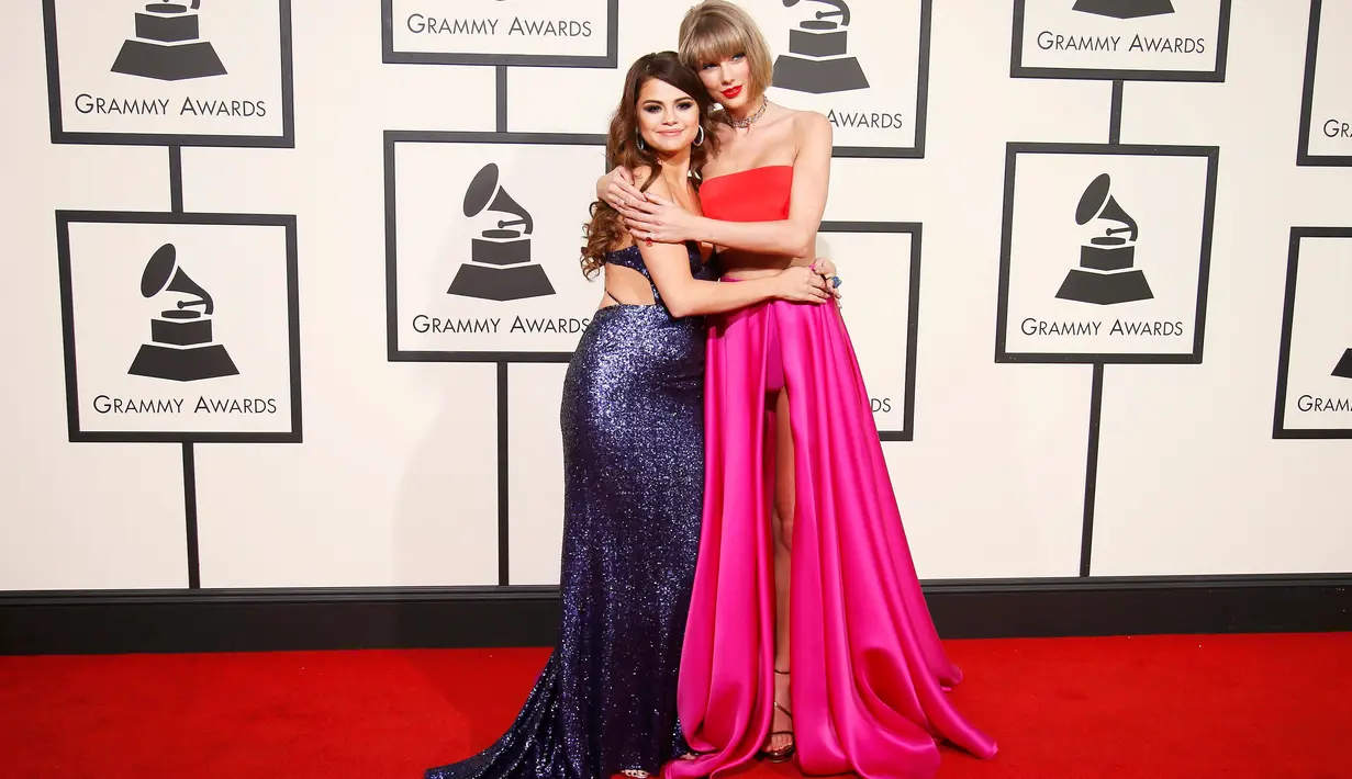 Selena Gomez dan Taylor Swift saling memeluk saat berpose di karpet merah Grammy Awards ke-58 di Staples Center, Los Angeles, Senin (15/2). (REUTERS / Danny Moloshok)