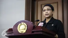 Menlu Retno Marsudi memberikan pernyataan pers di Kantor Kemenlu, Jakarta, Selasa (5/4). Menlu Retno mengaku telah melakukan pertemuan dengan otoritas Filipina dalam upaya pembebasan 10 WNI yang disandera kelompok Abu Sayyaf. (Liputan6.com/Faizal Fanani)