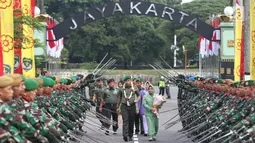 Pangdam Jaya/Jayakarta yang baru, Mayjen TNI Eko Margiyono (tengah) memasuki Makodam Jaya, Jakarta, Kamis (31/1). Mayjen TNI Eko Margiyono menggantikan posisi Mayjen TNI Joni Supriyanto akan dilantik menjadi Kasum TNI. (Liputan6.com/Helmi Fithriansyah)