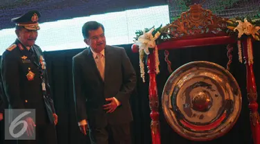 Wakil Presiden Jusuf Kalla (kanan) usai memukul gong tanda pembukaan Aseanapol Conference di Jakarta, Selasa (4/8/2015). ASEANAPOl ke-35 mengusung salah satu poin kesepakatan bersama lembaga polisi se-ASEAN lainnya . (Liputan6.com/Faizal Fanani)