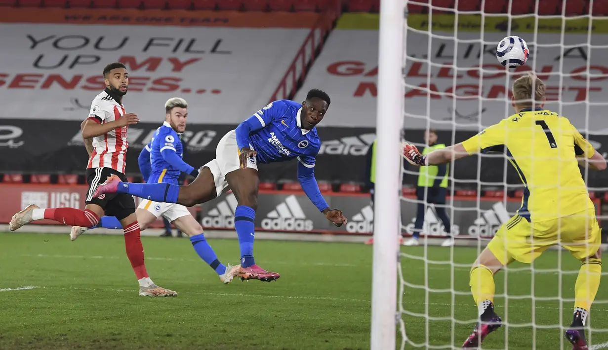 Striker Brighton and Hove Albion, Danny Welbeck (tengah) melepaskan sundulan ke gawang Sheffield United dalam laga lanjutan Liga Inggris 2020/2021 pekan ke-33 di Bramall Lane, Sheffield, Sabtu (24/4/2021). Brighton kalah 0-1 dari Sheffield United. (AP/Michael Regan/Pool)