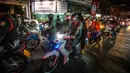 Pengemudi menunggu lampu lalu lintas dalam perjalanan pulang jelang pembatasan jam malam untuk mengurangi penyebaran COVID-19 di Bangkok, Thailand, Senin (19/7/2021). Thailand mencatat akumulasi kasus sebanyak 439.447 kasus COVID-19. (Candida NG/AFP)