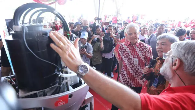 Gubernur Jawa Tengah (Jateng) Ganjar Pranowo saat menghadiri launching program transisi energi di Pantai Teluk Penyu Cilacap pada Jumat (11/8/2023).
