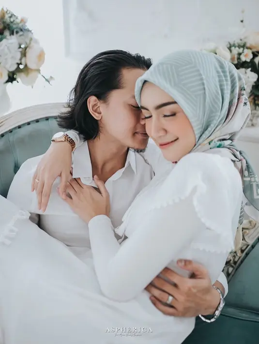 Melodi Prima menikah bukan dengan kalangan artis sinetron atau semacamnya. Namun dirinya dipersunting oleh seorang bos rumah produksi. Perusahaan ini memproduksi sinetron, film televisi dan film layar lebar. (Liputan6.com/IG/melodyprima)