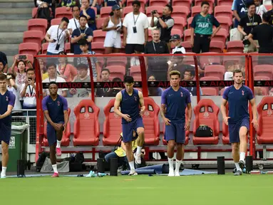 Para pemain Tottenham Hotspur melakukan pemanasan selama sesi latihan tim di Singapura  (19/7/2019). Tottenham akan bertanding melawan Juventus pada International Champions Cup 2019 di National Stadium, Singapura. (AFP Photo/Roslan Rahman)