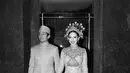 Pada kesempatan ini, Rio kenakan baju beskap dengan paduan songket. [Foto: Instagram/ The Bridestory]