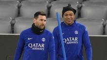 Kylian Mbappe dan Lionel Messi dari PSG mengikuti sesi latihan di Munich, Jerman, Selasa (7/3/2023). PSG akan bertanding melawan Bayern Muenchen pada leg 2 babak 16 besar Liga Champions 2022/2023 di Allianz Arena. (AP Photo/Matthias Schrader)