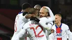 Striker Paris Saint-Germain, Neymar (tengah), merayakan gol ketiga PSG bersama rekan-rekannya dalam laga lanjutan Liga Champions 2020/21 Grup H melawan Manchester United di Old Tarfford Stadium, Manchester, Rabu (2/12/2020) waktu setempat. PSG menang 3-1 atas Manchester United. (AFP/Oli Scarff)