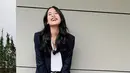 Jika ingin tampil lebih maksimal saat kuliah offline, kamu dapat menggunakan blazer lho. (instagram/maudyayunda)