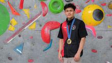 Atlet panjat tebing Indonesia, Veddriq Leonardo berfoto dengan medali emas Olimpiade Paris 2024 di markas FPTI, Hotel Santika Premier, Bekasi, Selasa (20/08/2024). (Bola.com/Bagaskara Lazuardi)