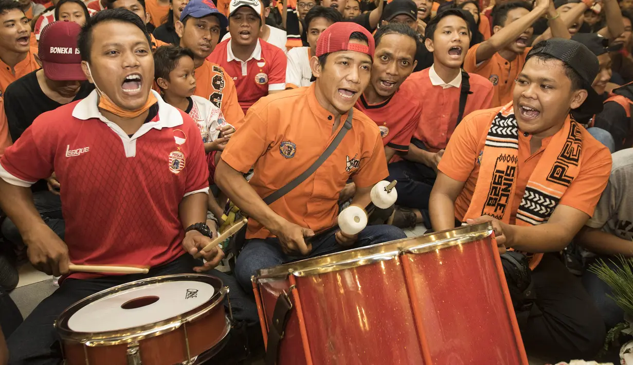 Tabuhan drum terus menggema saat nonton bareng antara Persija melawan Arema Cronus di Hotel Royal Regal, Jakarta, Sabtu (28/11/2015). (Bola.com/Vitalis Yogi Trisna)