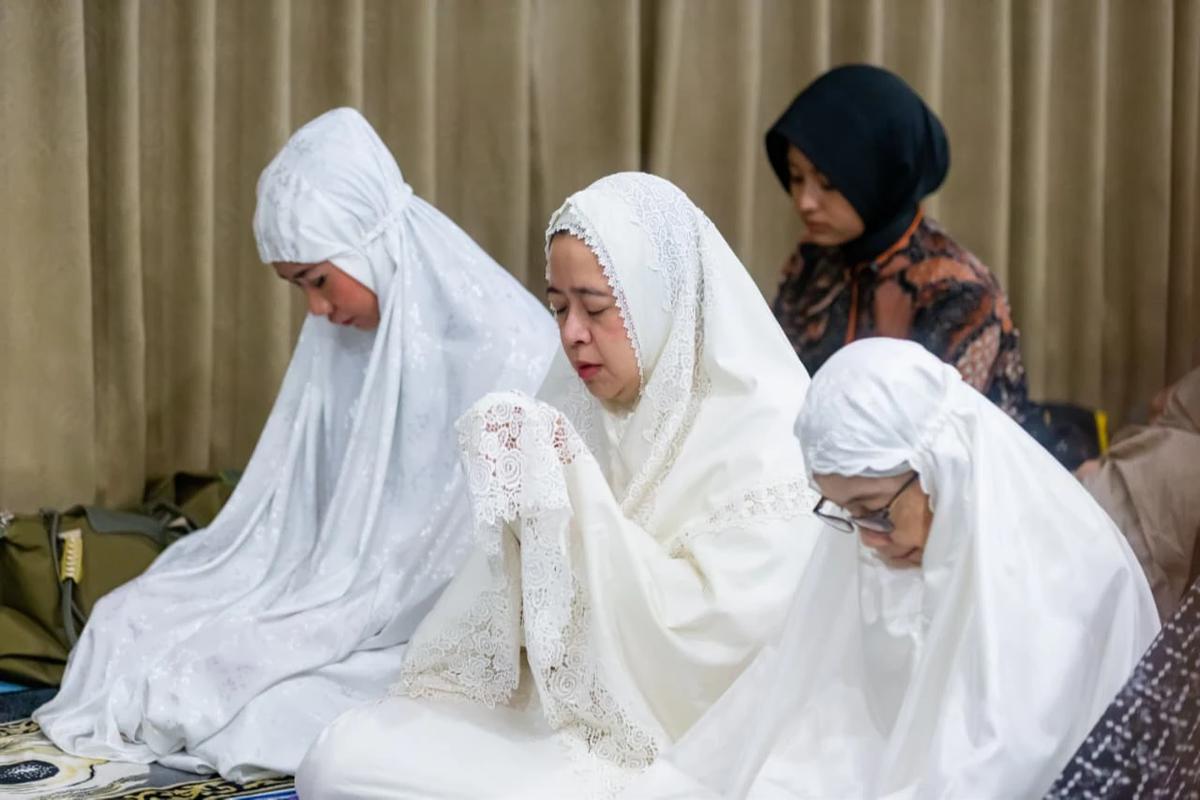 Salat di Masjid DPR, Puan Harap Iduladha 2026 Jadi Momen Rajut Kebersamaan dan Kepedulian Sosial