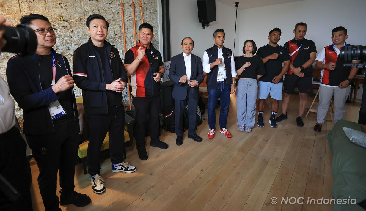 Suasana doa bersama Tim Indonesia jelang Olimpiade Paris 2024 di Rumah Garuda kawasan Saint Ouen, Paris, Prancis, Selasa (23/7/2024) yang dihadiri Ketua Umum NOC Indonesia Raja Sapta Oktohari (tengah) didampingi Duta Besar Republik Indonesia untuk Prancis Mohamad Oemar dan Chef de Mission (CdM) Olimpiade Indonesia Anindya Bakrie beserta perwakilan atlet. (Dok. NOC Indonesia)