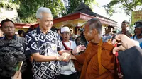 Gubernur Jawa Tengah Ganjar Pranowo, menyapa 32 biksu yang sedang melakukan Thudong atau prosesi jalan kaki dari Thailand menuju Candi Borobudur, Magelang pada Selasa (30/5) pagi (Istimewa)