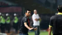 Pelatih Sriwijaya FC, Widodo C. Putro saat memprotes wasit saat laga Torabika SC 2016 di Stadion Utama Gelora Bung Karno, Jakarta (24/6/2016). (Bola.com/Nicklas Hanoatubun)