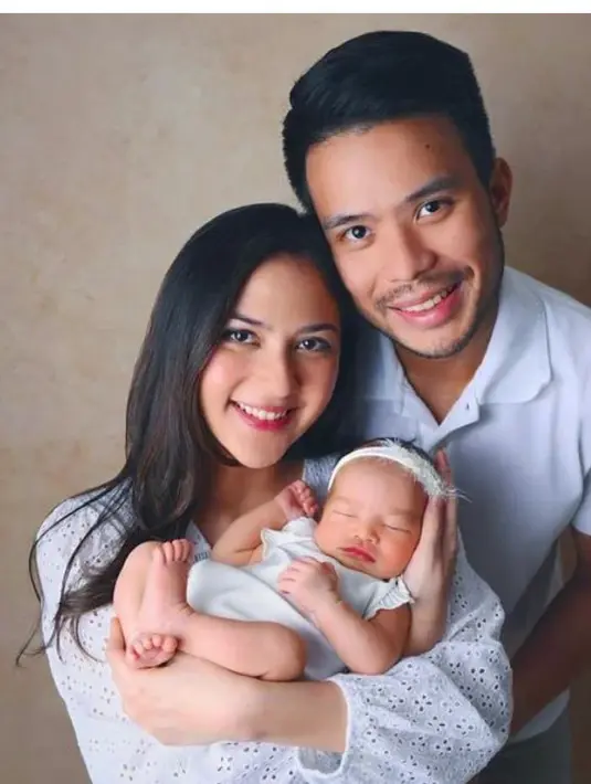 Berfoto bersama putrinya, Jessica Mila dan Yakup Hasibuan kompak mengenakan baju serba putih. Jessica mila tampil mengenakan dress lace dan Yakup mengenakan polo shirtnya. [@jscmila]