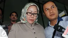 Mantan Gubernur Banten, Ratu Atut Chosiyah usai diperiksa KPK sebagai tersangka dalam kasus pengadaan sarana alat kesehatan (alkes) di lingkungan Pemerintah Provinsi Banten 2011-2013, Jakarta, Senin (14/12/2015). (Liputan6.com/Helmi Afandi)