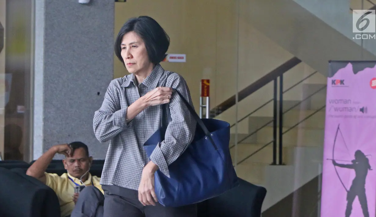 Mantan Manager Administrasi & Finance Connaught International Pte. Ltd. Sallyawati Rahardja usai menjalani pemeriksaan di gedung KPK, Jakarta, Jumat (2/8/2019). Sallyawati diperiksa sebagai saksi untuk tersangka mantan direktur Garuda Indonesia Emirsyah Satar. (Liputan6.com/Herman Zakharia)