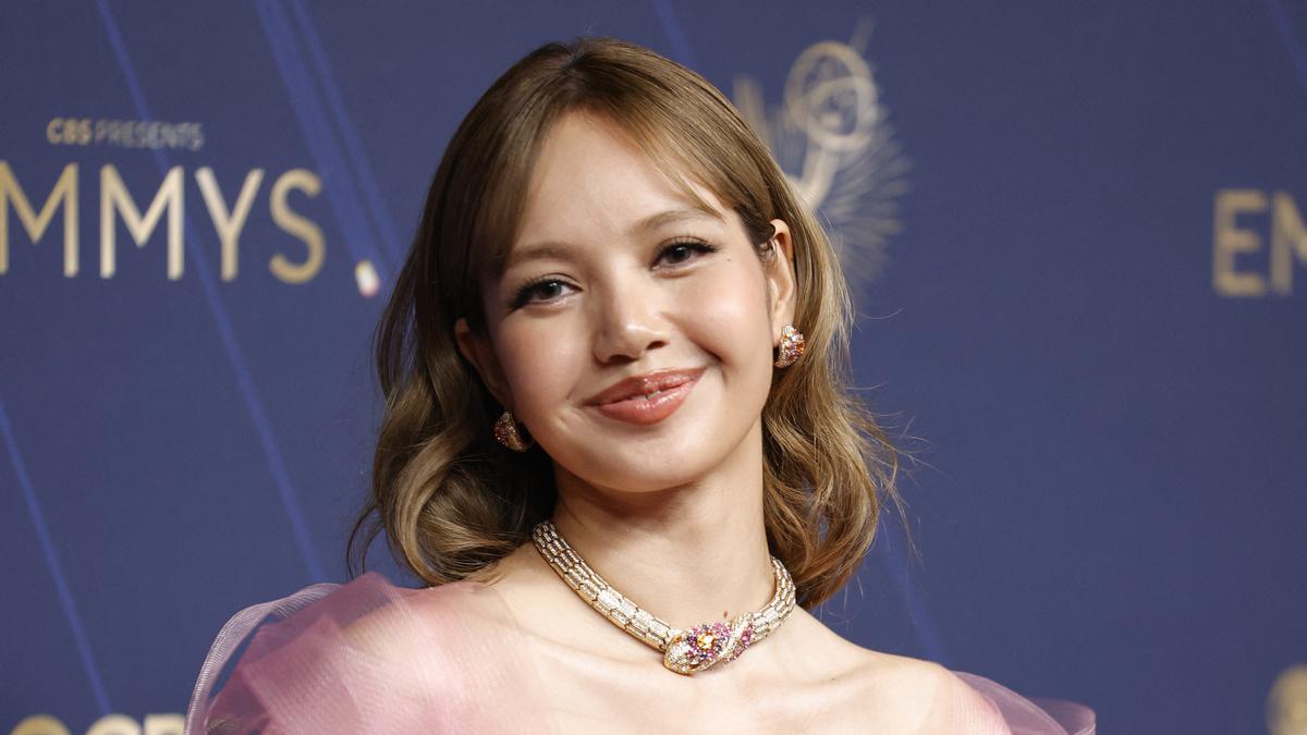 Potret Lisa Blackpink Tampil Memukau di Emmy Awards 2025, Disebut Mirip Glinda Wicked