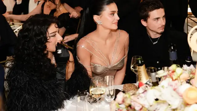 Adu Gaya Pasangan Selebriti Hadiri Golden Globes 2026, Ada Selena Gomez-Benny Blanco hingga Kylie Jenner-Timothy Chalamet