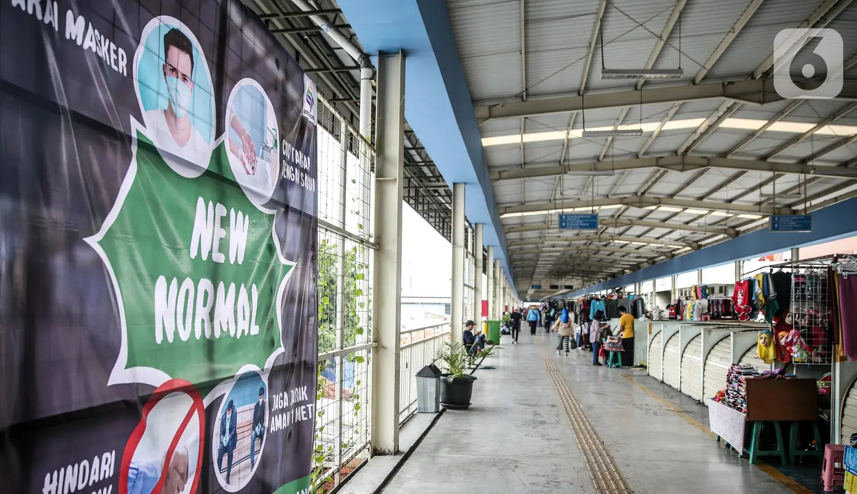 Spanduk imbauan terkait kenormalan baru terpasang di Jembatan Penyeberangan Multiguna atau Skybridge Tanah Abang, Jakarta, Jumat (19/6/2020). Kendati pusat perbelanjaan telah dibuka sejak 15 Juli 2020, aktivitas jual beli di Skybridge Tanah Abang terpantau sepi. (Liputan6.com/Faizal Fanani)