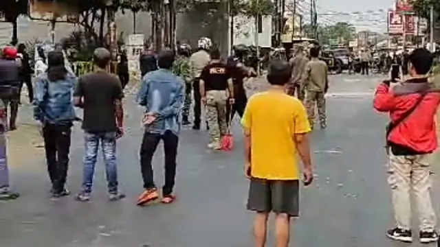 Aparat kepolisian berupaya membubarkan bentrokan dua ormas di Setu, Kabupaten Bekasi yang dipicu penarikan mobil.