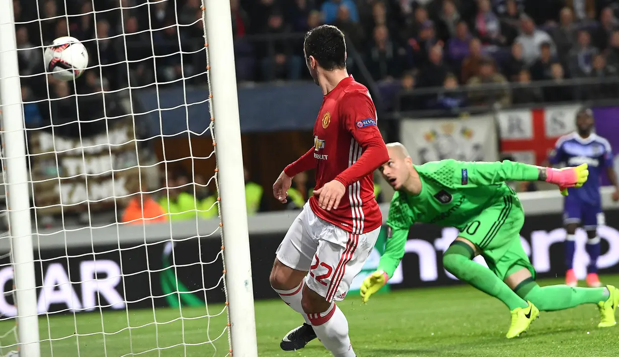 Proses terjadinya gol Manchester United yang dicetak Henrikh Mkhitaryan ke gawang Anderlecht pada laga Liga Europa di Stadion Constant Vanden Stock, Belgia, Kamis (13/4/2017). Kedua klub bermain imbang 1-1. (AFP/Emmanuel Dunand)